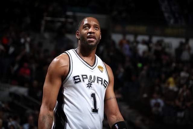 辽宁揭幕战赛前领取总冠军戒指 升起冠军旗帜